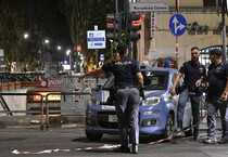 15enne accoltellato in strada a Roma, è grave (ANSA)