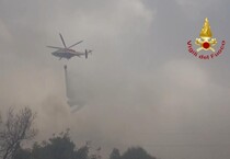 Un elicottero dei vigili del fuoco (ANSA)