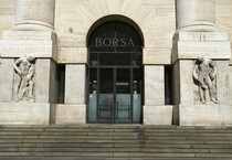 Una immagine dell'esterno del palazzo della Borsa di Milano (ANSA)