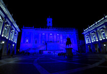 Roma:Campidoglio 'blu' in ricordo vittime civili guerre (ANSA)