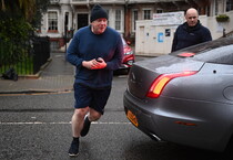 Johnson arriva davanti alla sua abitazione dopo aver fatto Jogging (ANSA)