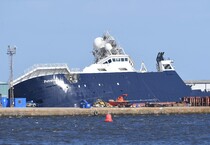 La nave inclinatasi sul fianco nel porto di Edimburgo (ANSA)