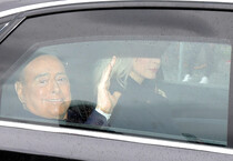 Silvio Berlusconi abandona el hospital San Raffaele (ANSA)