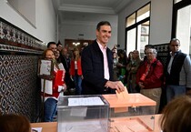 Il premier Pedro Sanchez mentre vota (ANSA)