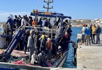 Un peschereccio nel porto di Lampedusa (ANSA)
