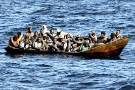 Un barcone con a bordo decine di migranti. Immagine d'archivio