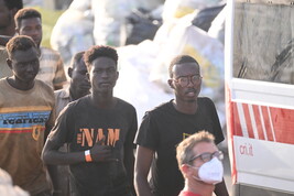 Migranti: ancora sbarchi a Lampedusa, oltre mille in hotspot