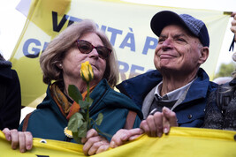 Paola e Claudio, genitori di Giulio Regeni, nel corso di una manifestazione per chiedere la verità