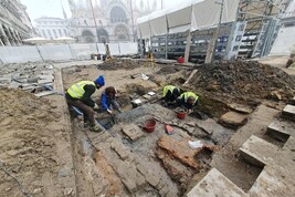 Trovati resti di scheletri durante scavi in P.zza San Marco