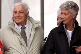 Nella foto di archivio del 25 dicembre 2000 Giovanni Agnelli e sua moglie Marella Caracciolo