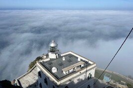 Il faro di Punta Imperatore sull'isola d'Ischia avvolto dalla nebbia la mattina del 15 aprile 2024 (credit ANSA / Floatel.de )