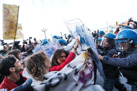 Corteo anti Vannacci, scontri con la polizia a Napoli