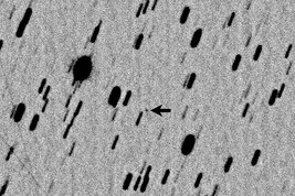 La freccia indica l'asteroide 2011 UL21 , fotografato da Gianluca Masi, Ernesto Guido e Marco Rocchetto (fonte: The Virtual Telescope Project)