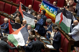 Deputati M5s espongono in Aula bandiere pace e della Palestina