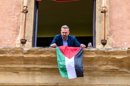 Il Comune di Bologna espone la bandiera della Palestina