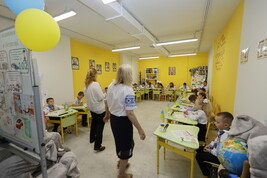 L'ultimo giorni scuola prima delle vacanze in una scuola costruita in un bunker artiaereo a Kharkiv