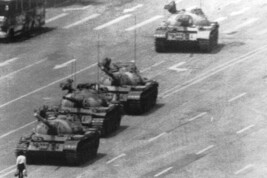 La foto storica scattata da un fotografo della Reuters il 4 giugno 1989 a piazza Tienanmen