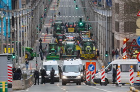 I trattori lanciano petardi davanti alle istituzioni europee