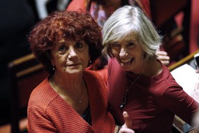 Stefania Giannini con Valeria Fedeli durante le dichiarazioni di voto nell'aula del Senato di Palazzo Madama, 14 dicembre (ANSA)