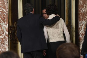 Il premier Matteo Renzi esce dalla sala dei Galeoni con la moglie Agnese (ANSA)