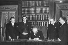 Foto da archivio. Il capo provvisorio dello Stato Enrico De Nicola (c), alla presenza di Alcide de Gasperi (s) e Umberto Terracini (primo a destra) firma il testo della Costituzione entrata in vigore l'1 gennaio 1948 (ANSA)