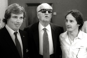 Enzo Ferrari, patron della casa automobilistica Ferrari, insieme ai piloti Gilles Villeneuve e Didier Pironi. (ANSA)
