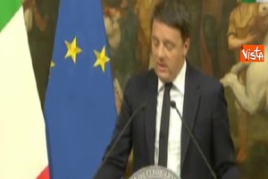 Renzi si commuove dopo aver ringraziato la moglie Agnese e i figli (ANSA)