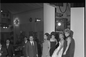 Mike Bongiorno e le vallette 1963 (ANSA)