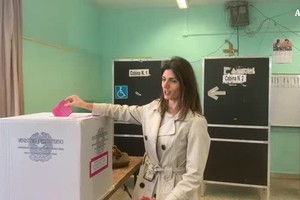 Raggi al voto nel quartiere Ottavia a Roma (ANSA)