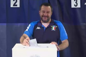 Salvini vota a Milano, sorrisi e strette di mano con scrutatori (ANSA)