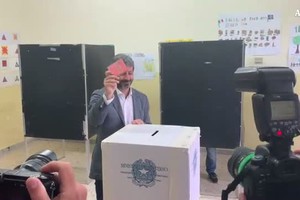 Il presidente della Camera Fico vota a Napoli (ANSA)