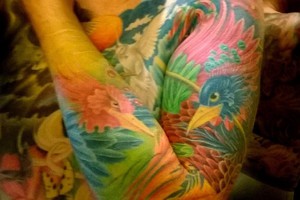 Non solo i colori, anche gli aghi per i tatuaggi possono liberare nanoparticelle nel sangue (fonte: InvestigadorDeTodo, Wikipedia) (ANSA)