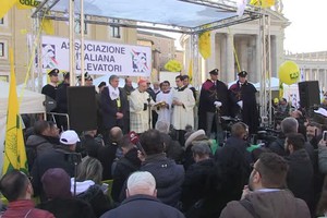 La tradizionale benedizione degli animali a San Pietro nel giorno dei Sant'Antonio Abate (ANSA)