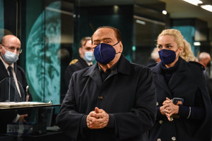 Ennio Doris, un commosso Silvio Berlusconi in visita alla camera ardente (ANSA)