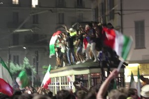 Europei, tifosi in festa salgono sul tetto del tram a ballare a Milano (ANSA)