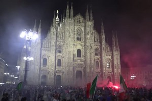 Europei: in migliaia in Duomo a Milano per festeggiare, transenne scavalcate (ANSA)