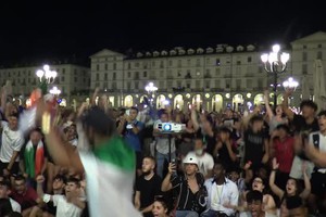 Europei, a Torino piazza Vittorio invasa dai tricolore (ANSA)