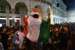 Europei, l'Italia vola in finale e tra i tifosi in piazza a Genova esplode la gioia (ANSA)