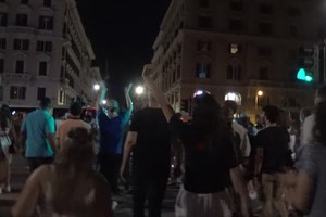 Europei, i tifosi dell'Italia festeggiano tra le vie del centro di Roma (ANSA)