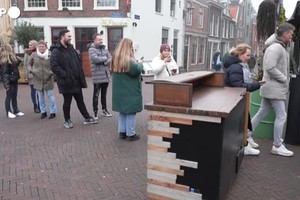 Olanda, ristoranti e bar restano aperti e sfidano il divieto del governo (ANSA)