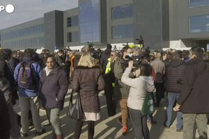 Djokovic, tifosi e giornalisti aspettano Nole all'aeroporto di Belgrado (ANSA)