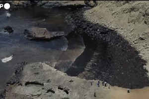 Eruzione a Tonga, lo tsunami provoca una fuoriuscita di petrolio sulla spiaggia in Peru' (ANSA)