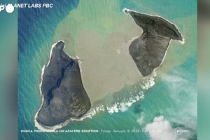 Tonga, il vulcano prima e dopo l'eruzione (ANSA)