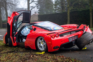Ferrari Enzo, sbanda sul bagnato e sono danni milionari (ANSA)