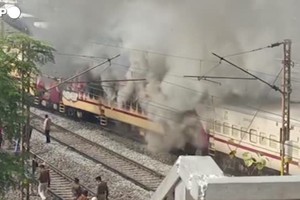 India, manifestanti danno fuoco alle carrozze di un treno (ANSA)