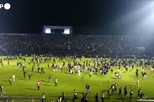 Indonesia, scontri allo stadio dopo una partita di calcio: almeno 182 morti (ANSA)