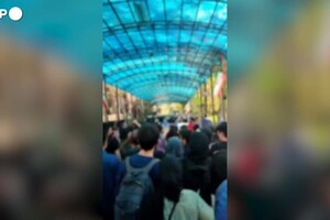 Iran, gli studenti dell'universita' di Teheran intonano cori contro il regime (ANSA)