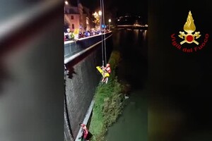 Una ragazza cade nell'Adige a Verona: salvata dai vigili del fuoco (ANSA)