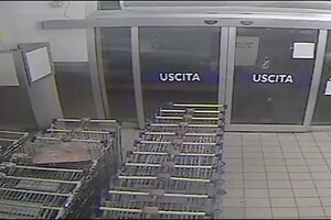 Bologna, rapina al supermercato: cassiera spintonata e minacciata con una pistola (ANSA)