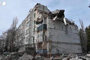 Ucraina, attacco nella regione di Kharkiv: soccorritori al lavoro tra detriti e macerie (ANSA)